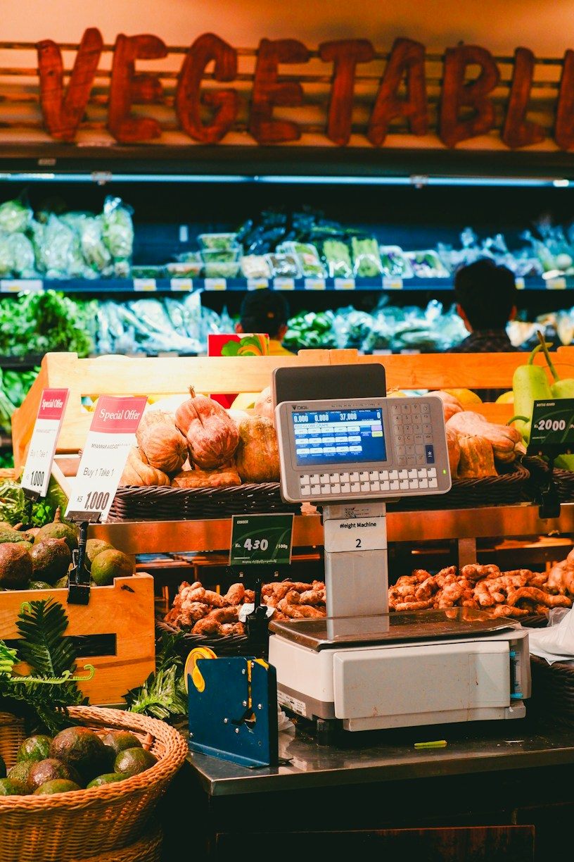 Obst- und Gemüseauslage im Handel