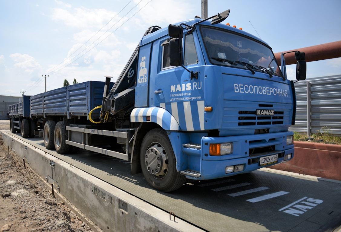 Brückenwaage auf einem Schrottplatz