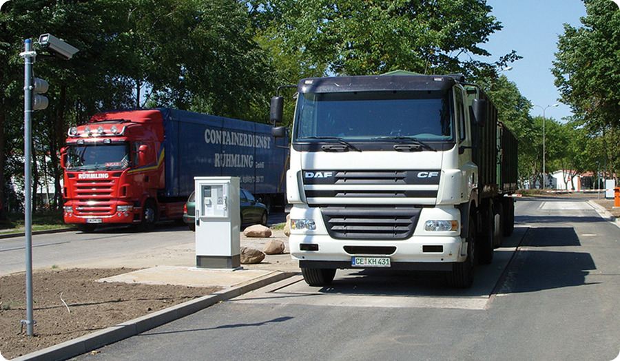 LKW auf einer Fahrzeugwaage an der Werkseinfahrt