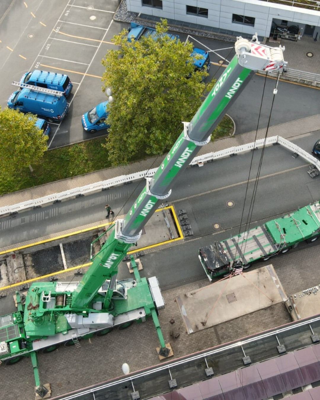 Kran bei der Montage einer Waage aus der Vogelperspektive