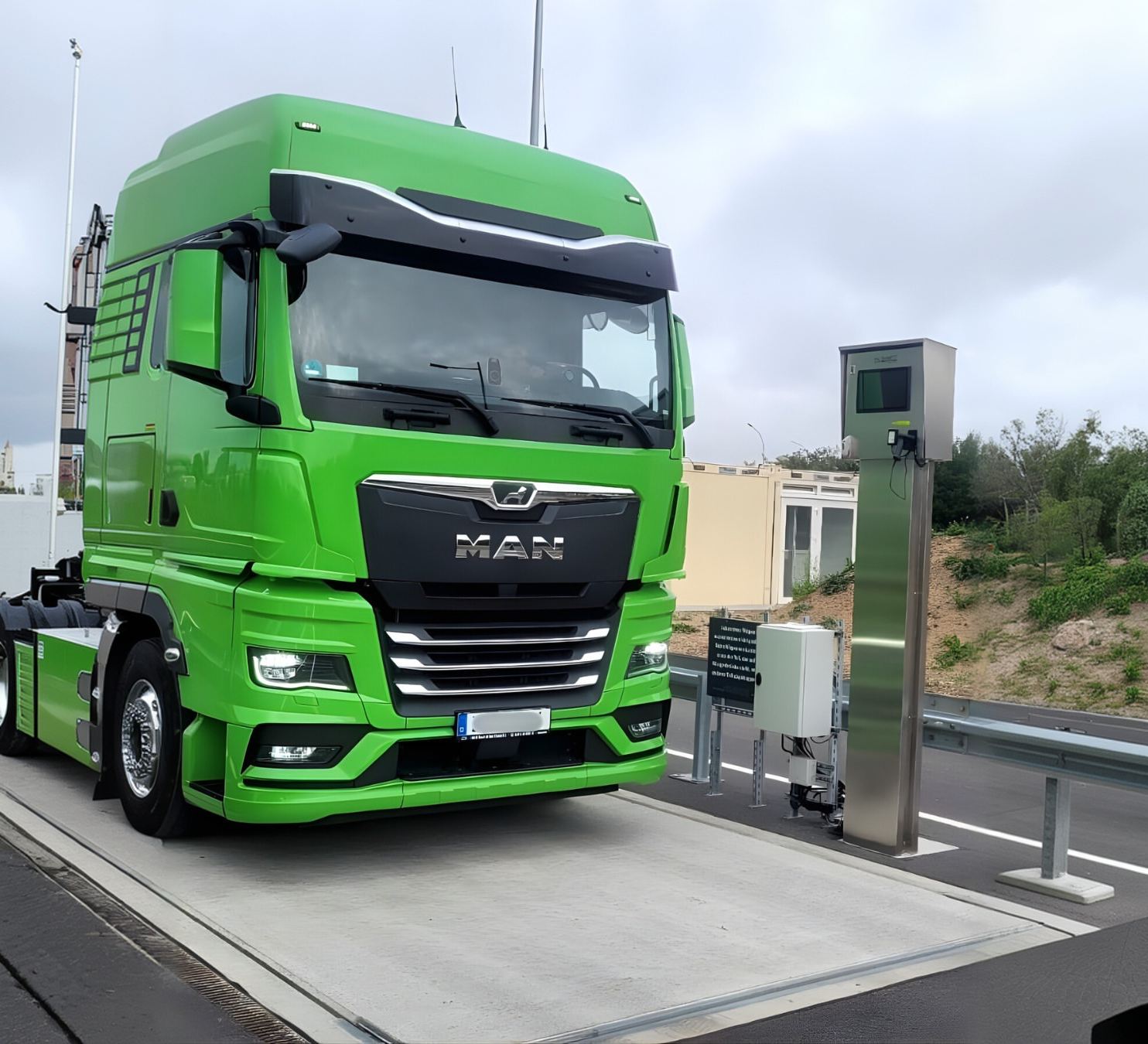 Grüner Lkw an einer Fahrzeugwaage
