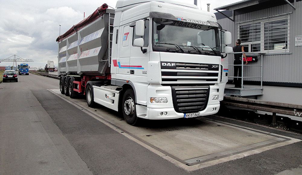 LKW auf einer Fahrzeugwaage