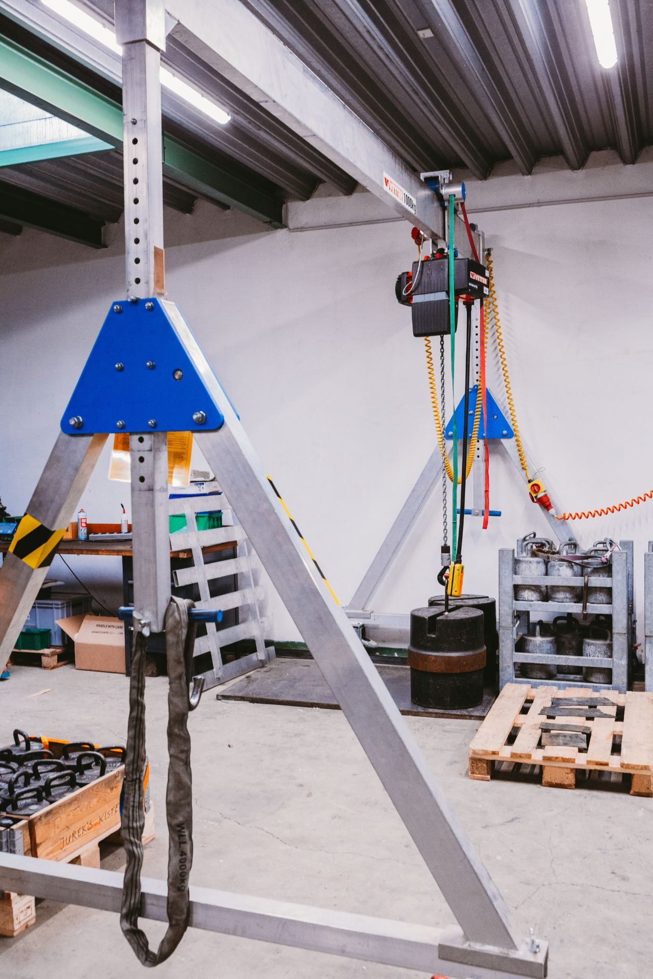Hebegestell und Prüfgewichte in der Werkstatt