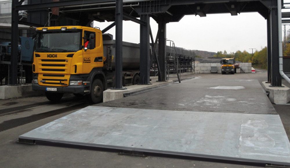 Lkw auf einer Unterflur-Fahrzeugwaage