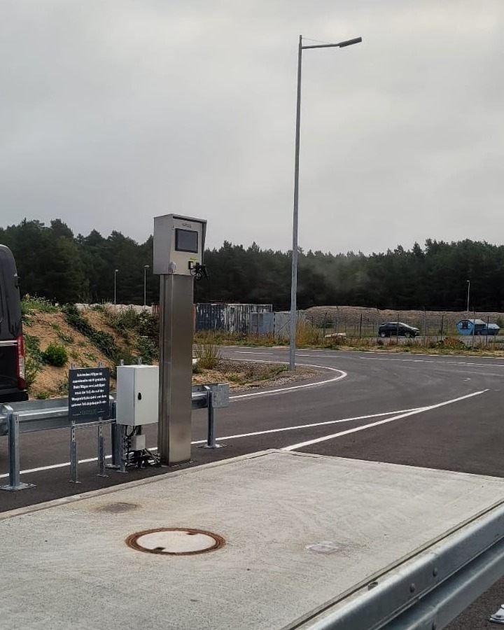 Terminalsäule an der Einfahrt einer Fahrzeugwaage
