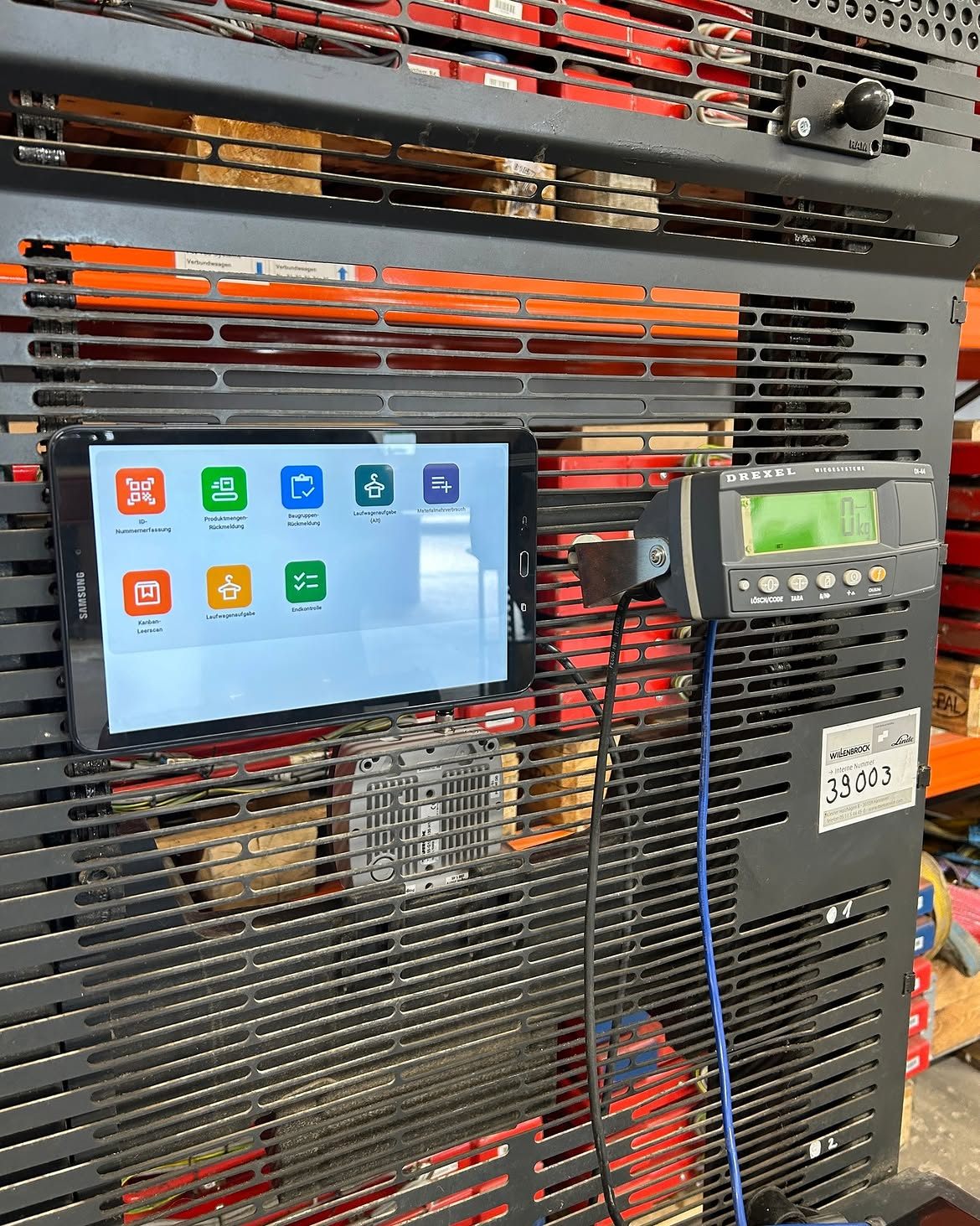 Tablet mit Wägesoftware neben einem Wägeterminal