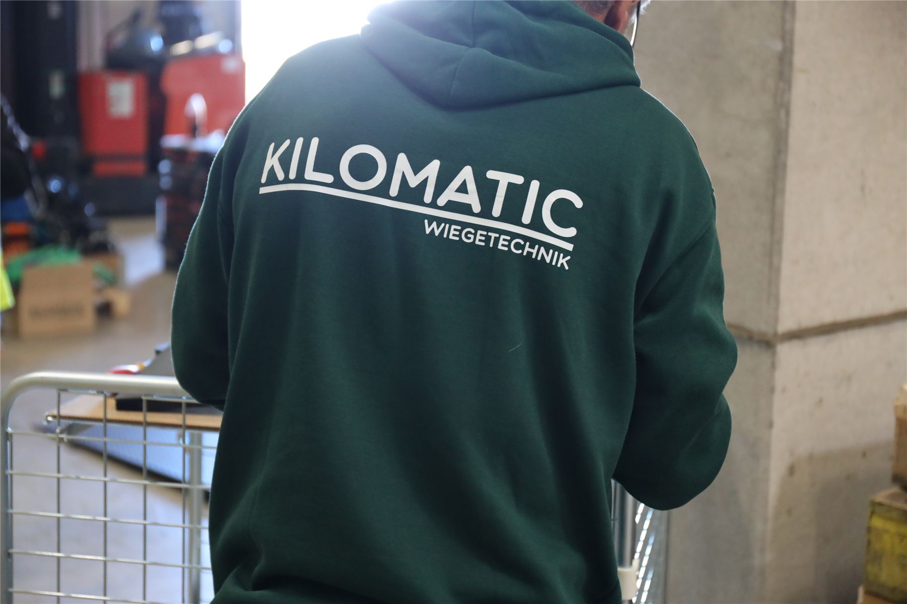 Servicetechniker bei der Arbeit an einer Waage