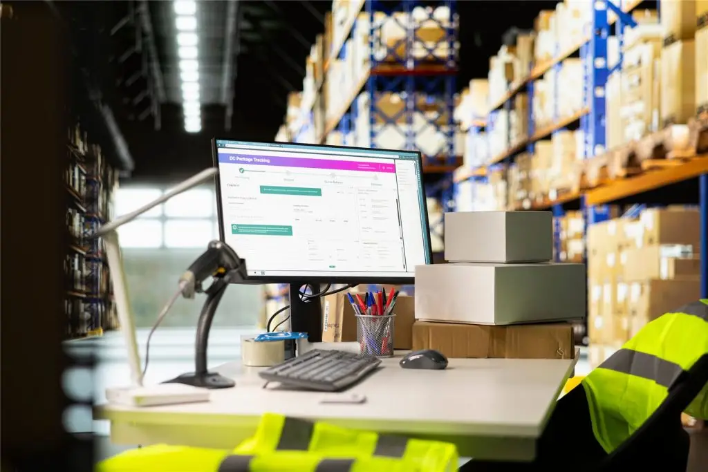 Arbeitsplatz mit Wiegesoftware im Lager