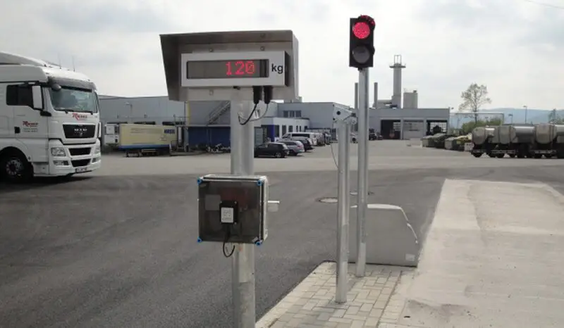 Waagenterminal mit Gewichtsanzeige und Ampel an einer Fahrzeugwaage