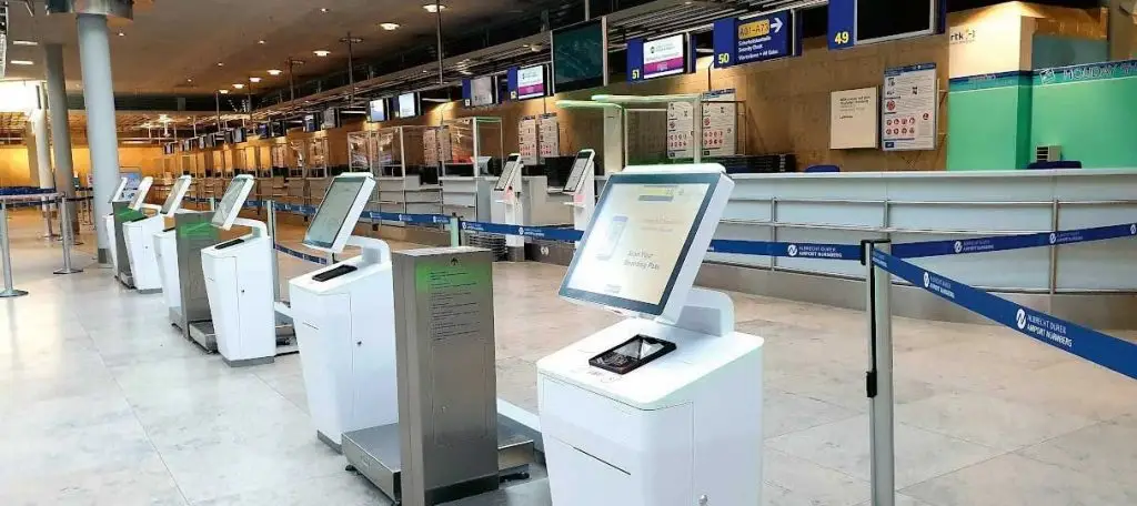 Check-in-Automaten mit integrierten Gepäckwaagen am Flughafen