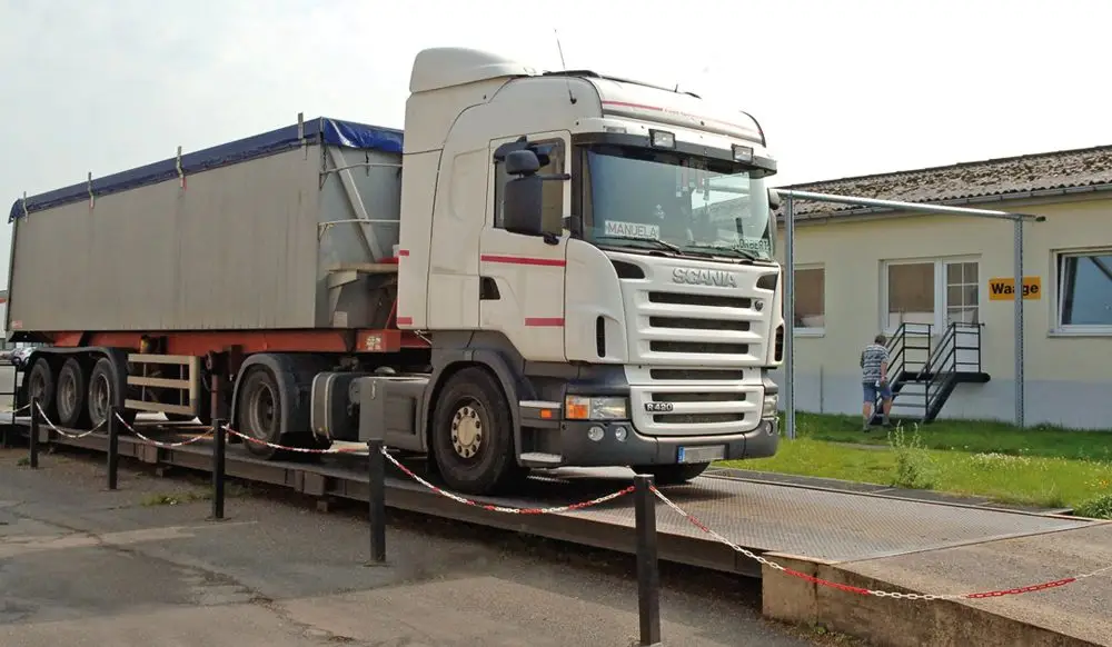 LKW auf einer Brückenwaage